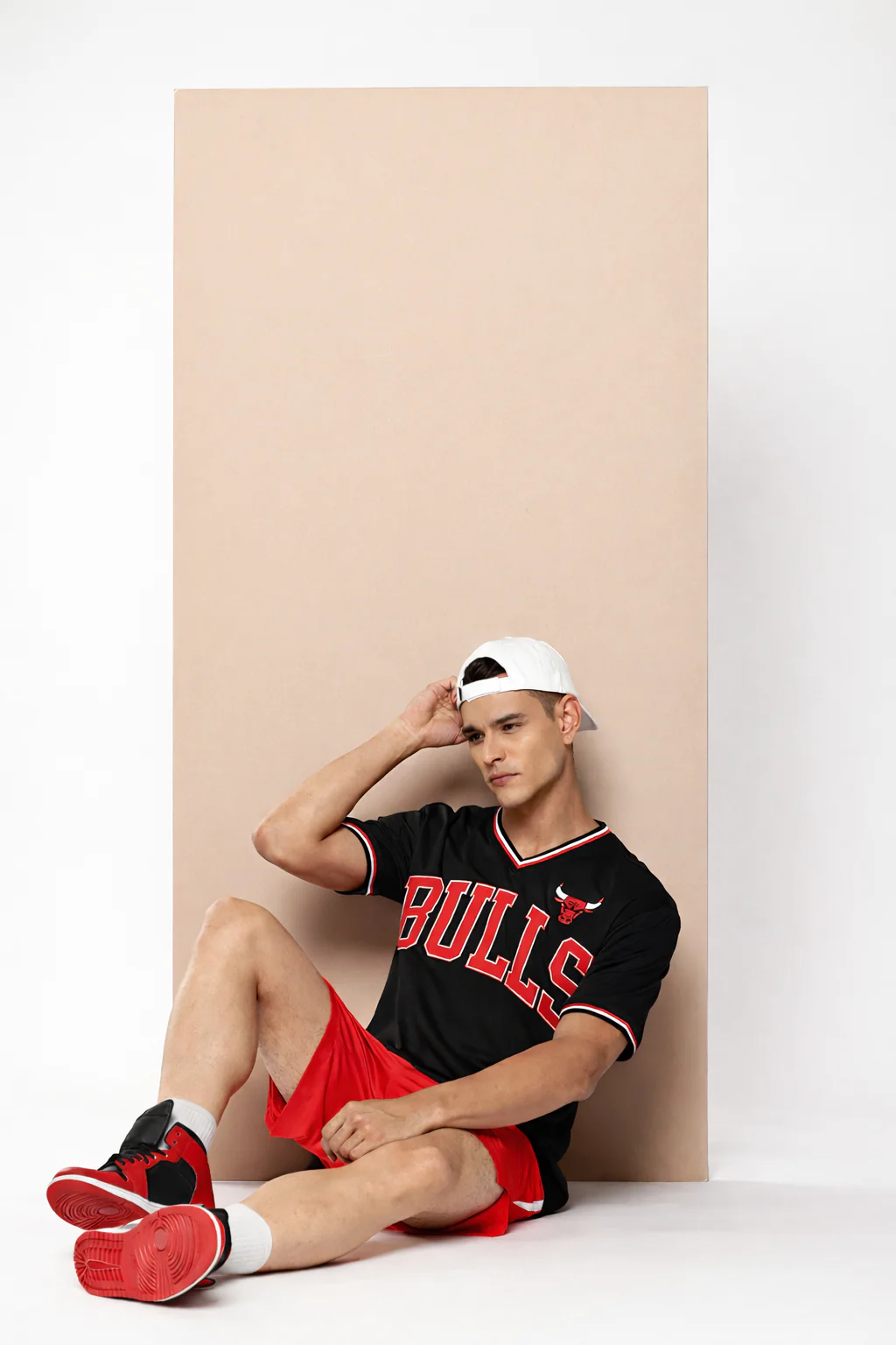 Chicago Bulls V-Neck Oversized T-Shirt - Image 7