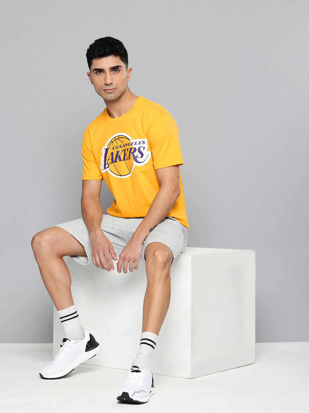 Los Angeles Lakers: Classic Crest T-Shirt - Image 6