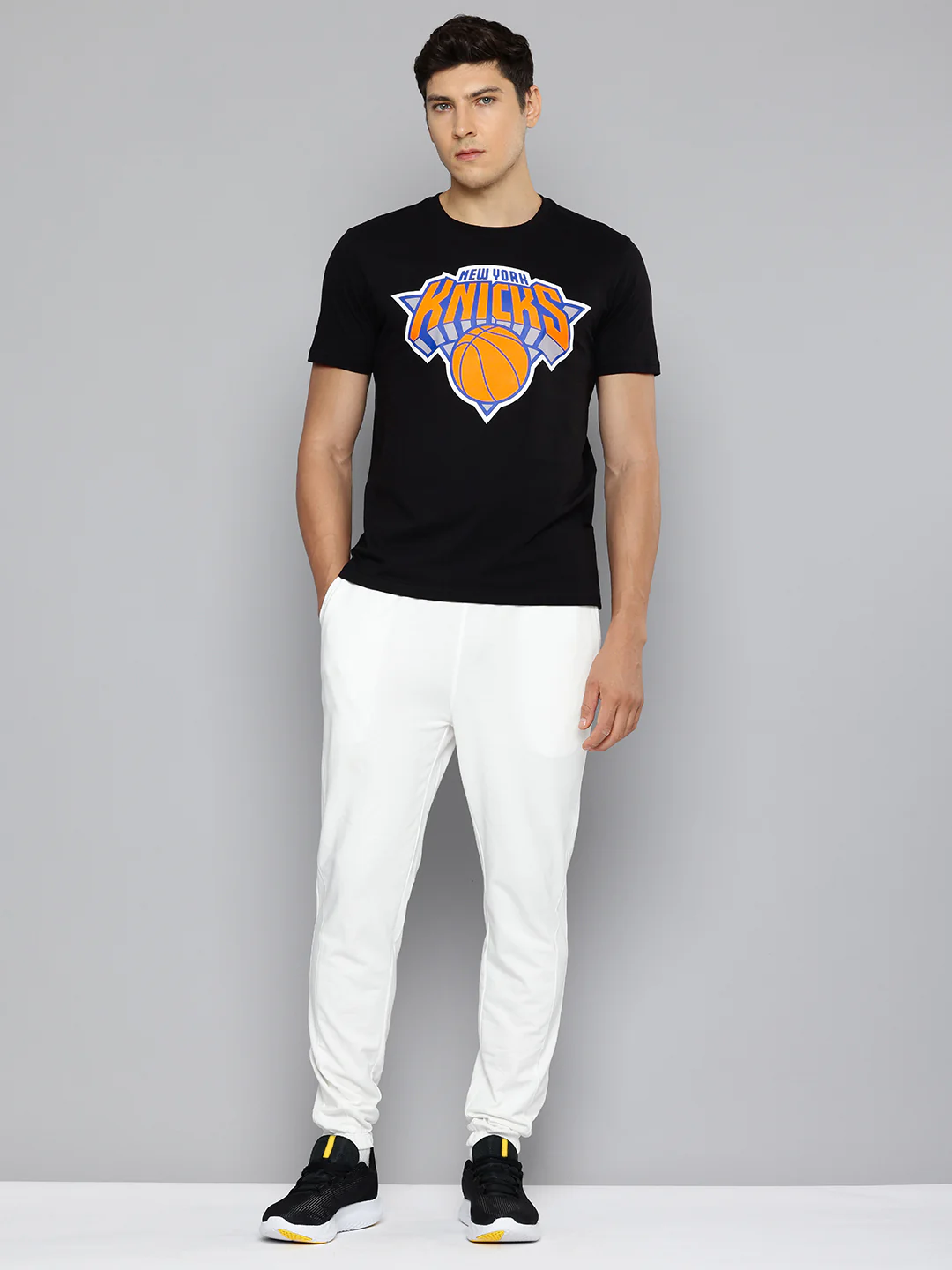 New York Knicks: Classic Crest T-Shirt - Image 6